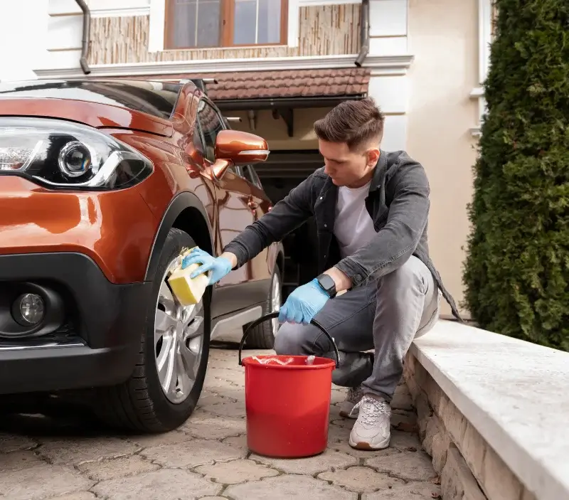 Lavage auto à domicile Puilboreau : professionnel intervenant sur un véhicule
